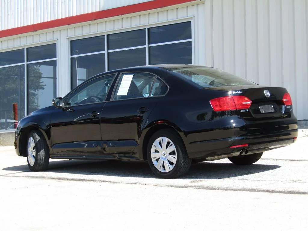 Used 2011  Volkswagen 2.5L SE image 6