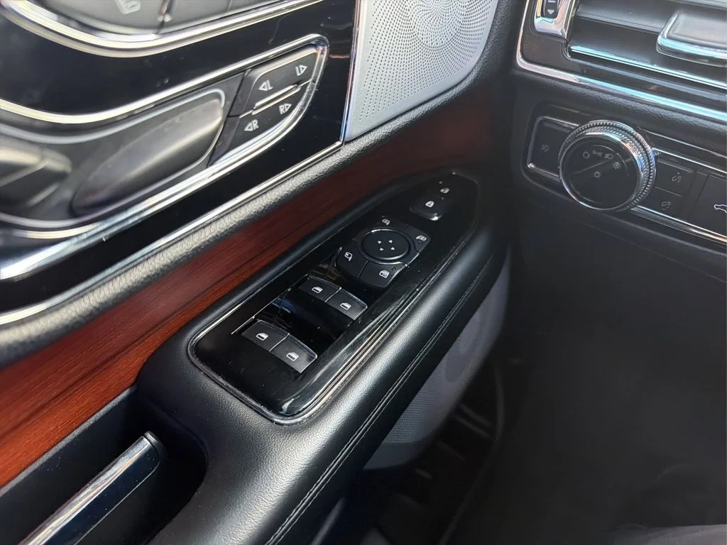 Used 2019 Black Metallic Lincoln Reserve image 33