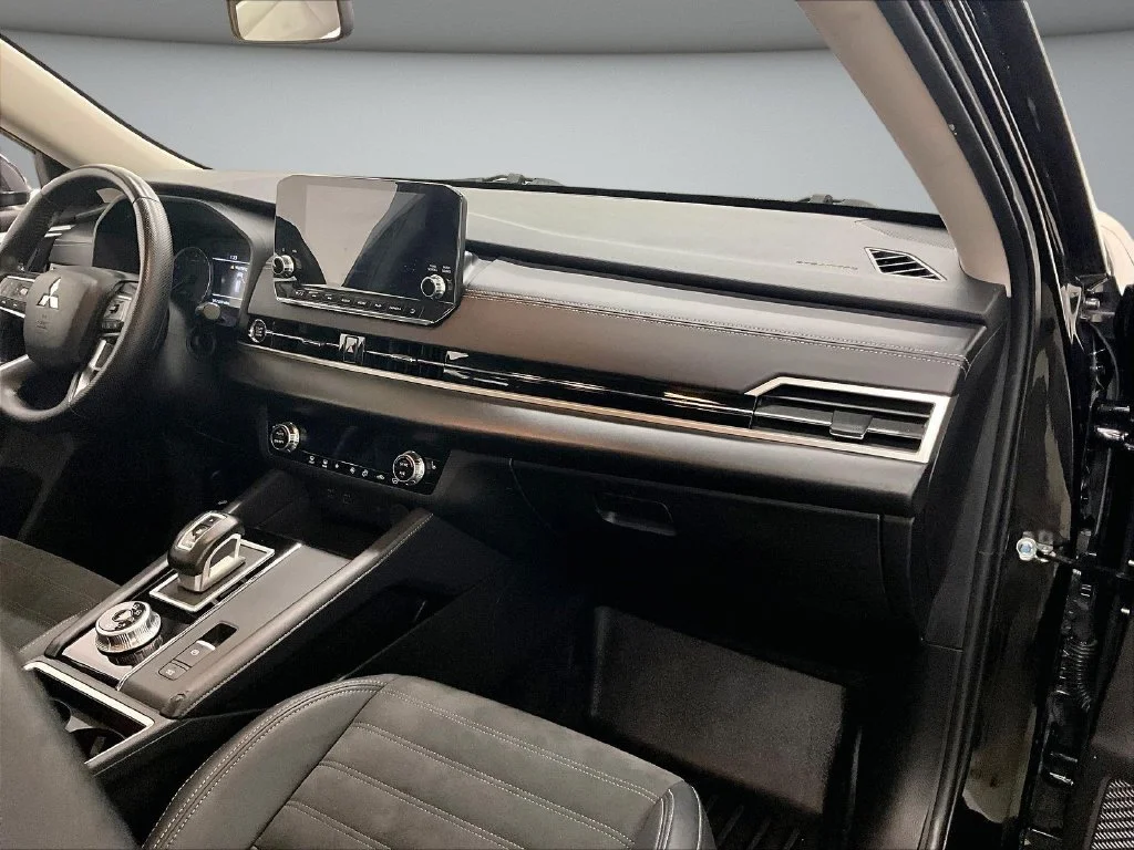 Used 2023 Black Mitsubishi SE image 27