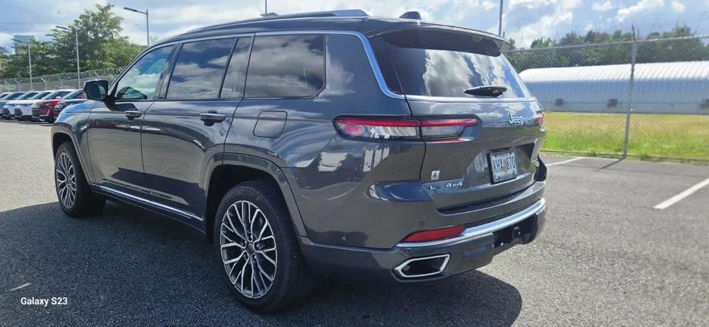 Used 2023 Gray Jeep Summit image 5