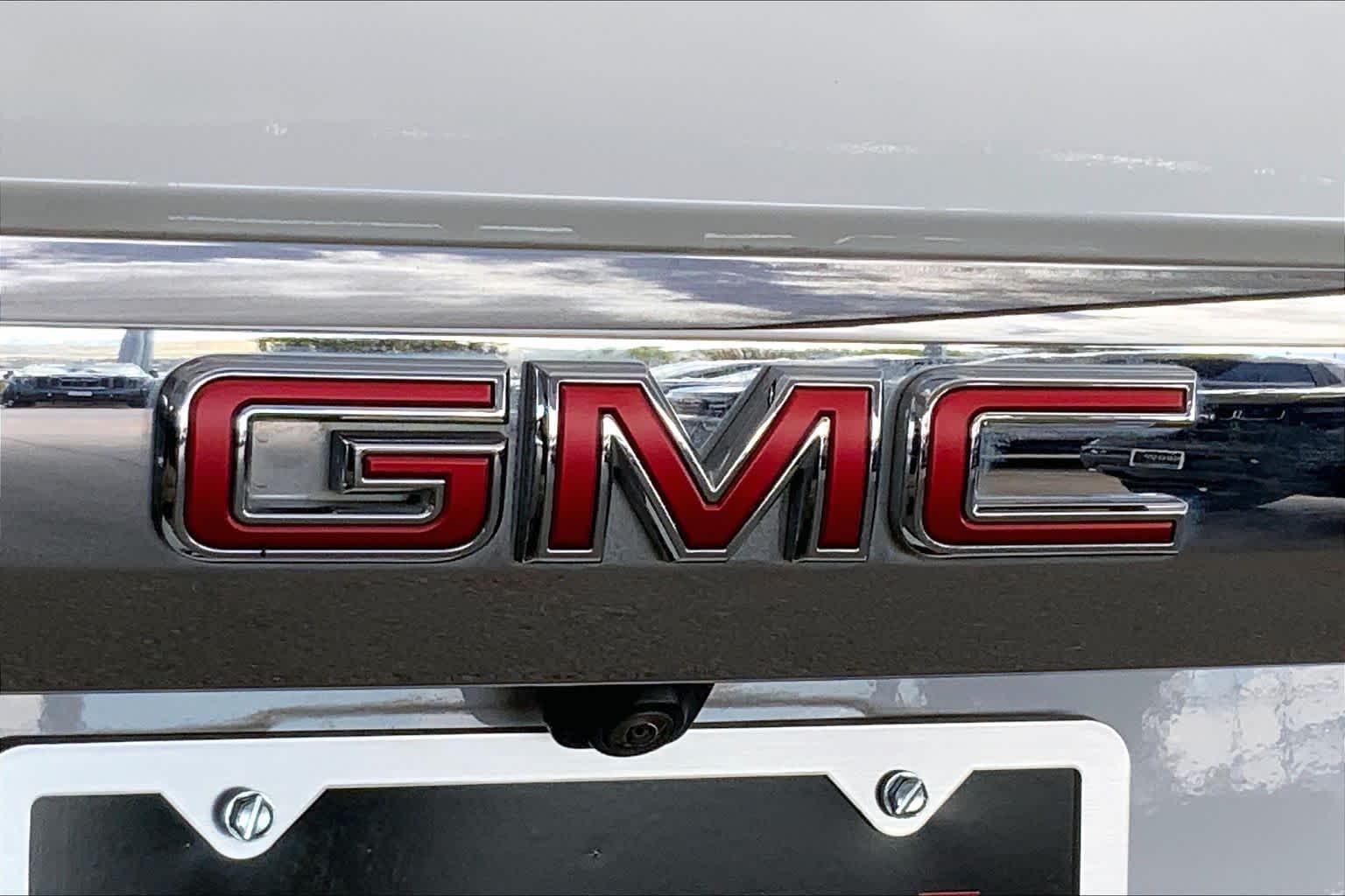 Used 2023 WHITE FROST TRICOAT GMC SLT image 31