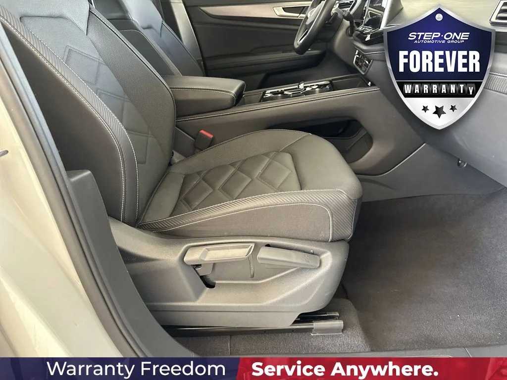 Used 2025  Volkswagen 2.0T SE w/Technology image 39