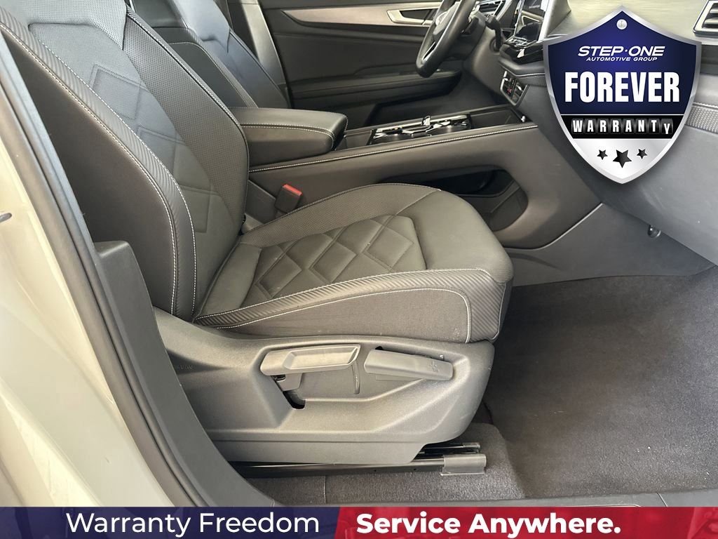 Used 2025  Volkswagen 2.0T SE w/Technology image 39