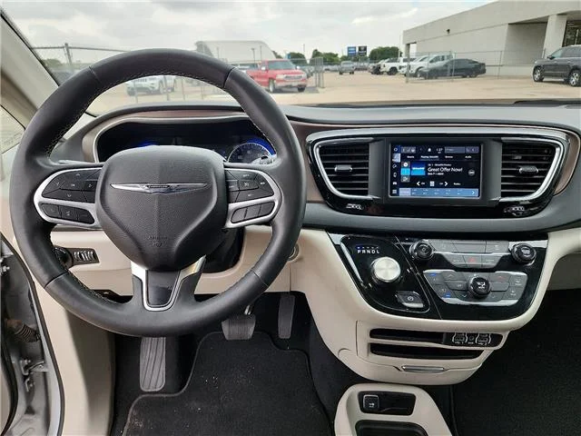 Used 2024 Silver Chrysler LX Passenger image 11