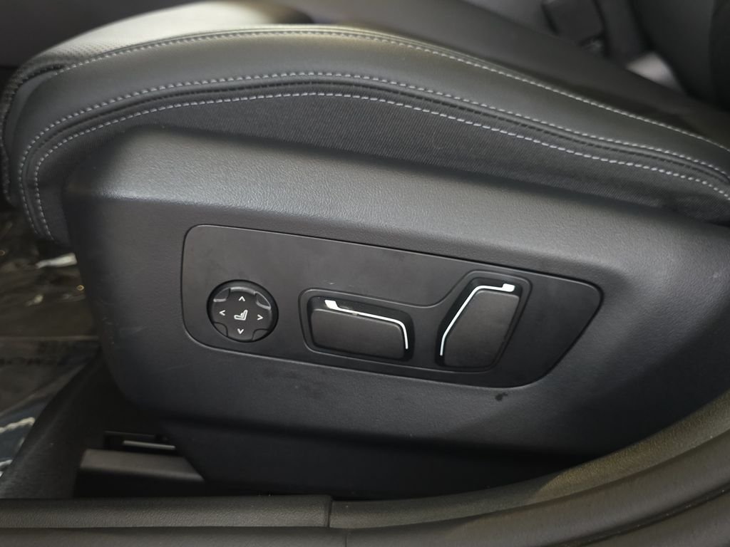 Used 2026 Black Sapphire Metallic BMW 530i image 28