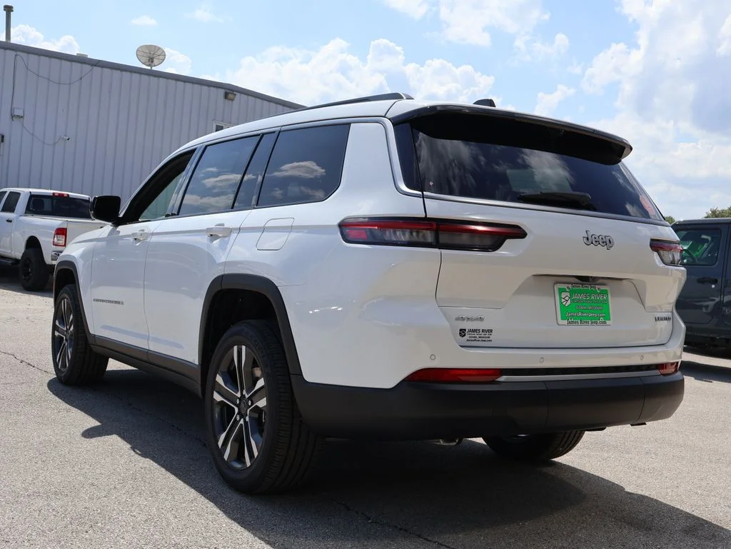 New 2027 Bright White Clear-Coat Paint Jeep Limited image 3