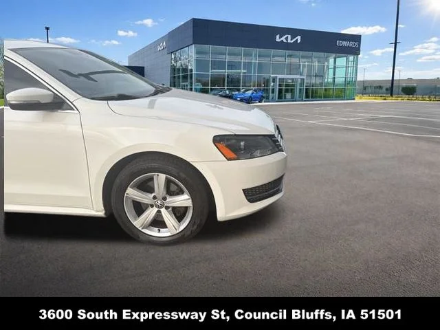 Used 2013 White Volkswagen 2.5 SE image 2