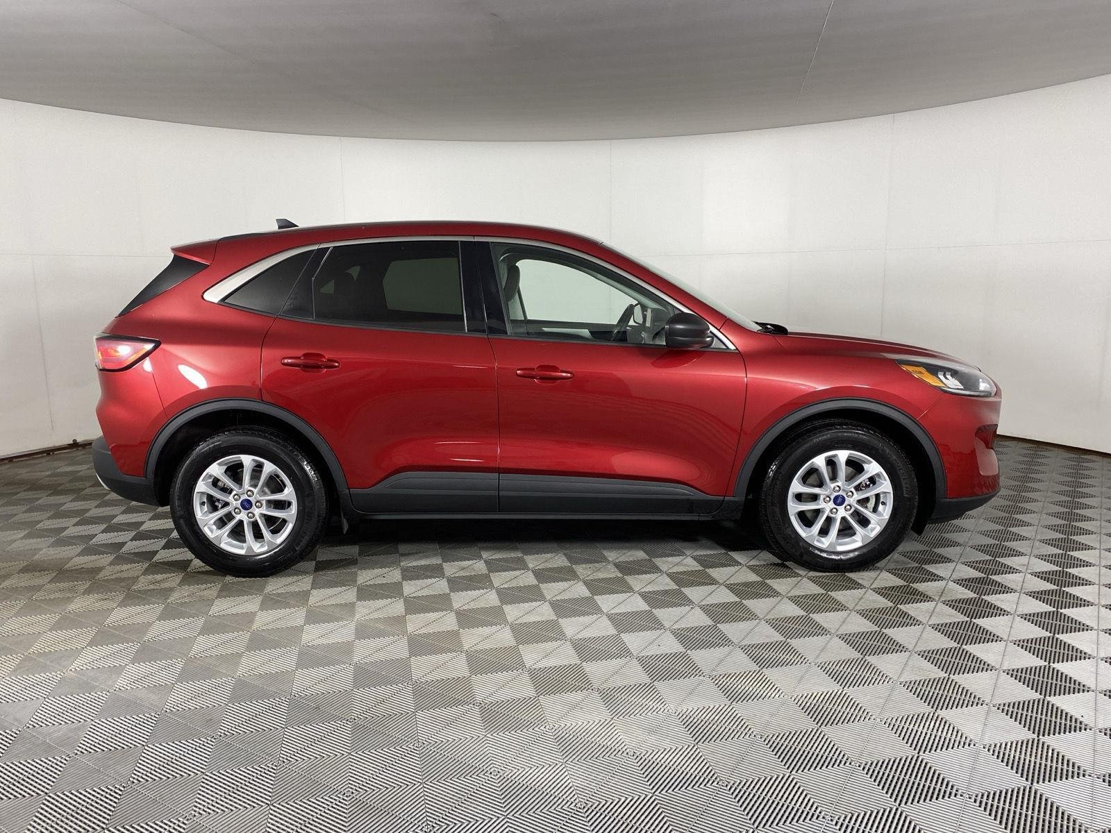 Used 2022 Rapid Red Metallic Tinted Clearcoat Ford SE image 23