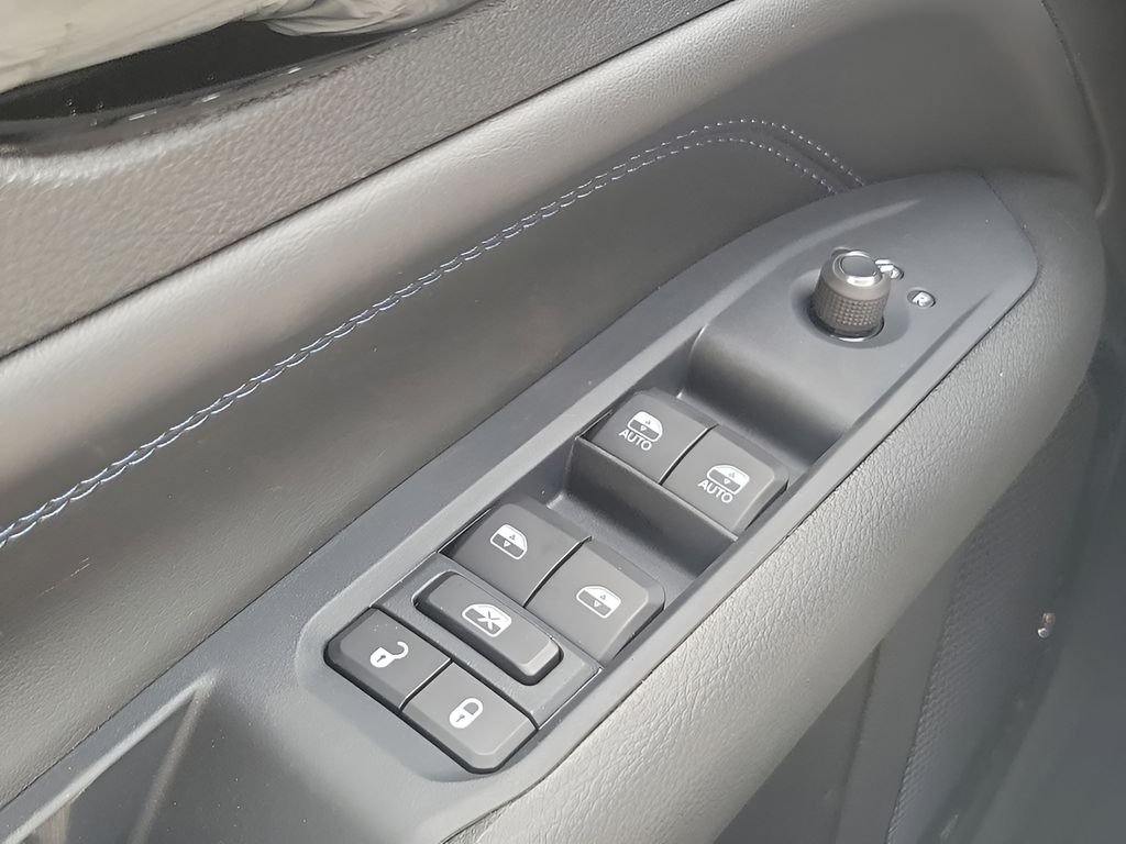 New 2026 Bright White Clear-Coat Exterior Paint Jeep Latitude image 32