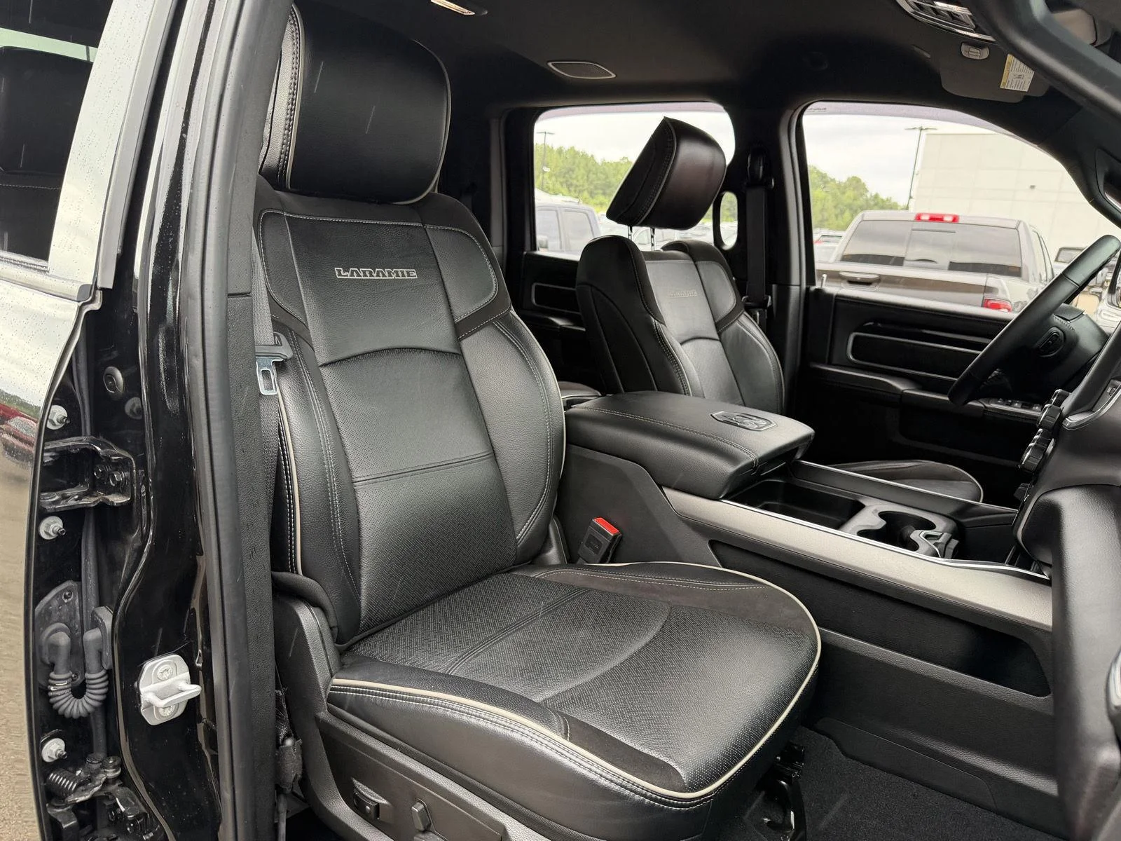 Used 2022 Diamond Black Crystal Pearlcoat Ram Laramie image 21