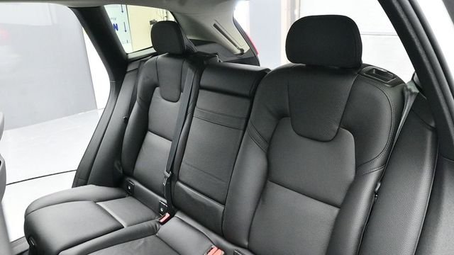 Used 2021 White Volvo T6 Momentum image 21