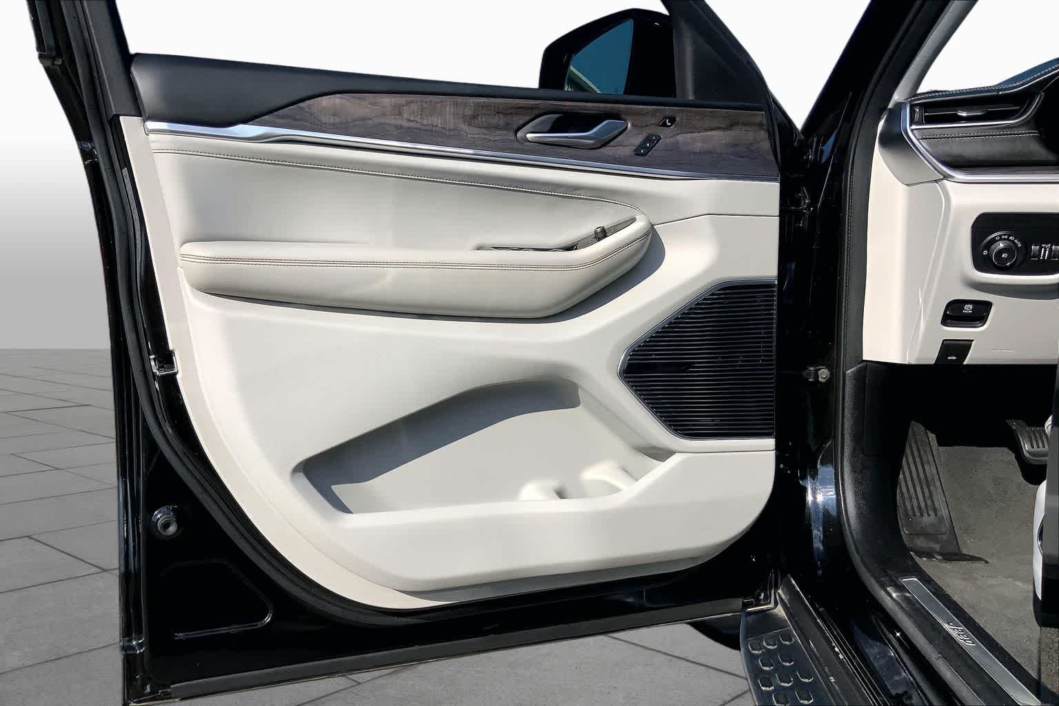 Used 2021 Diamond Black Crystal Pearlcoat Jeep Overland image 43