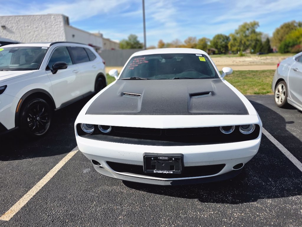 Used 2018 White Knuckle Clearcoat Dodge SXT image 1