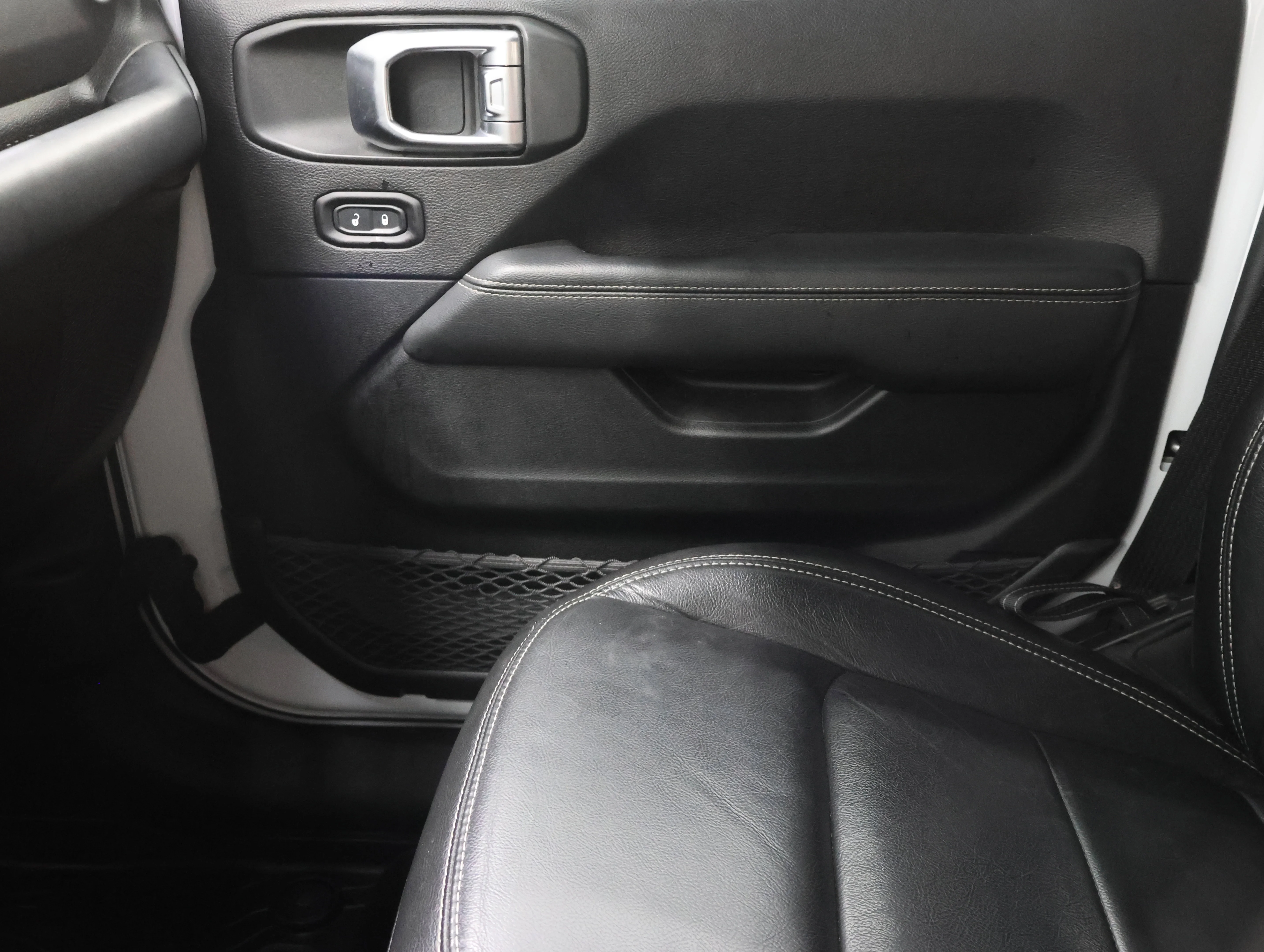 Used 2019 Bright White Clearcoat Jeep Unlimited Sahara image 11