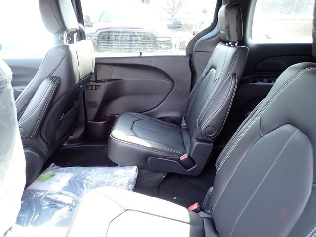 New 2026 Diamond Black Crystal Pearl-Coat Exterior Paint Chrysler Select image 13