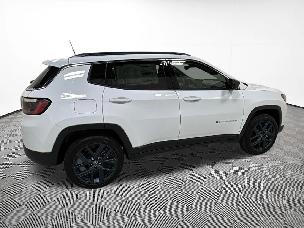 New 2026 Bright White Clearcoat Jeep Latitude image 9