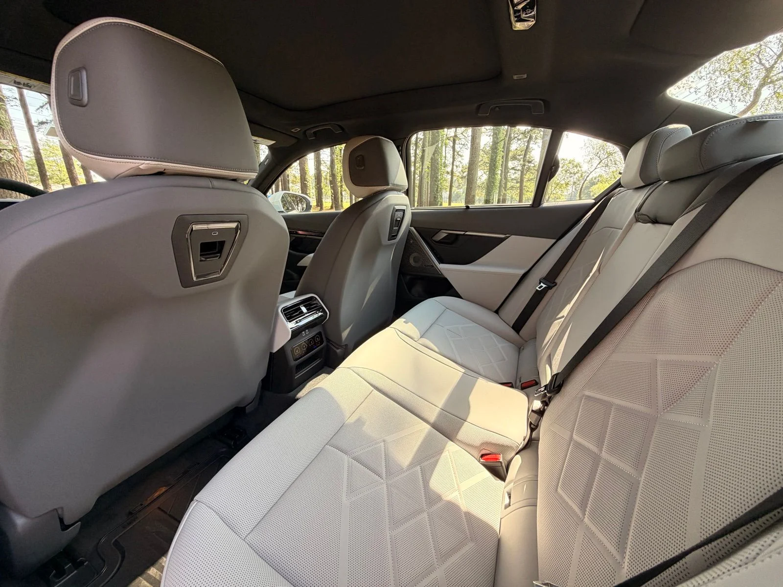 2026 BMW 5 Series 550e - Photo 14
