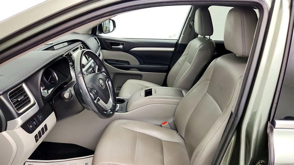 Used 2018 Alumina Jade Metallic Toyota XLE V6 AWD w/ Tow Hitch Receiver image 11