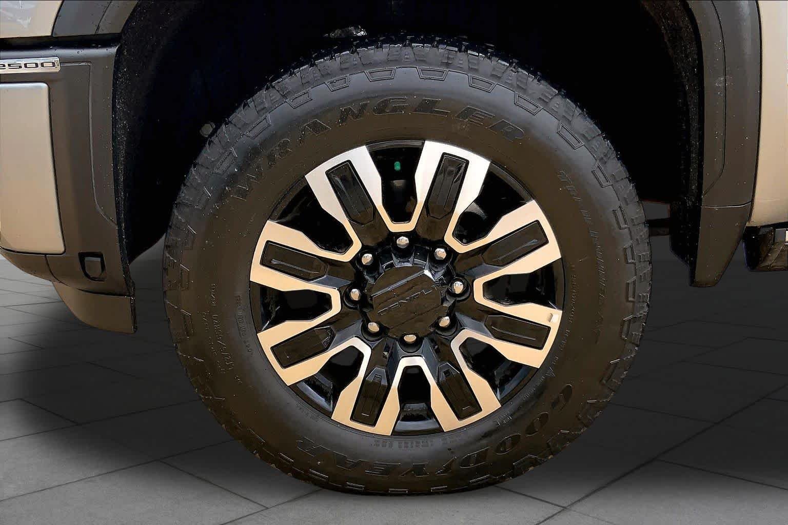 2025 GMC Sierra 2500HD Denali Ultimate - Photo 12