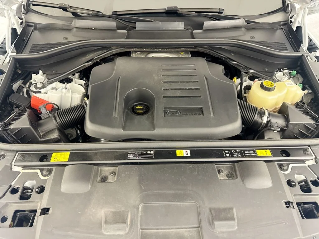 Used 2025 White Land Rover SE image 31