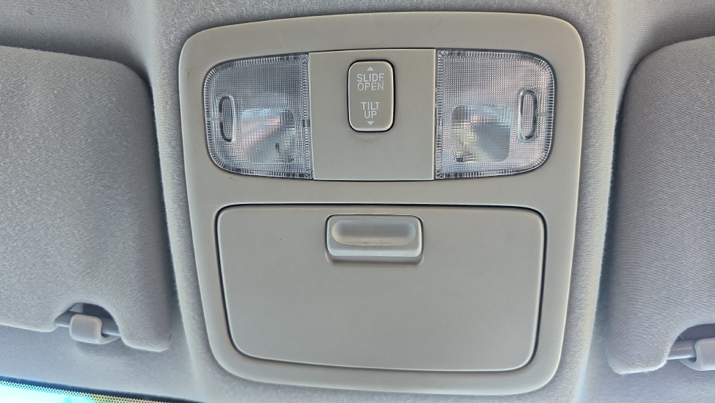 Used 2005 White Toyota SE image 30