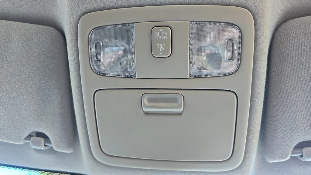 Used 2005 White Toyota SE image 30