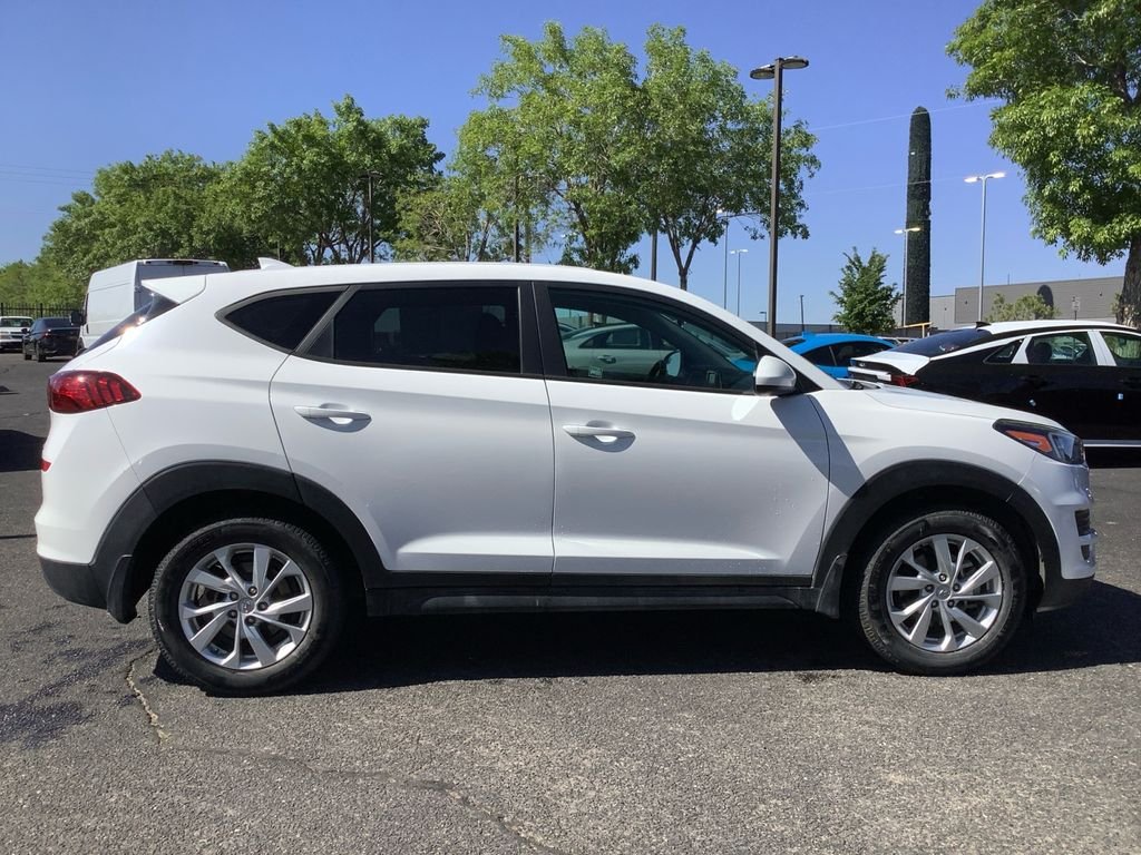 Used 2020 White Hyundai SE image 24