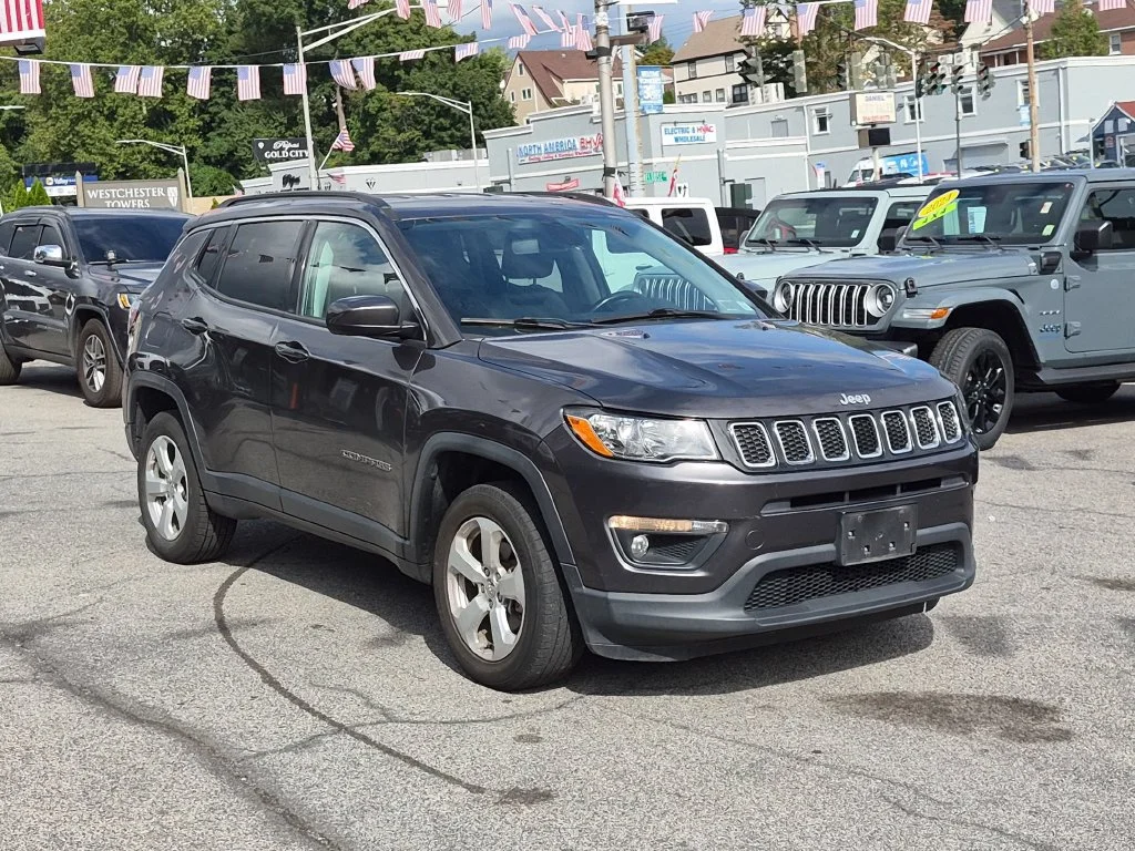 Used 2019 Gray Jeep Latitude image 3
