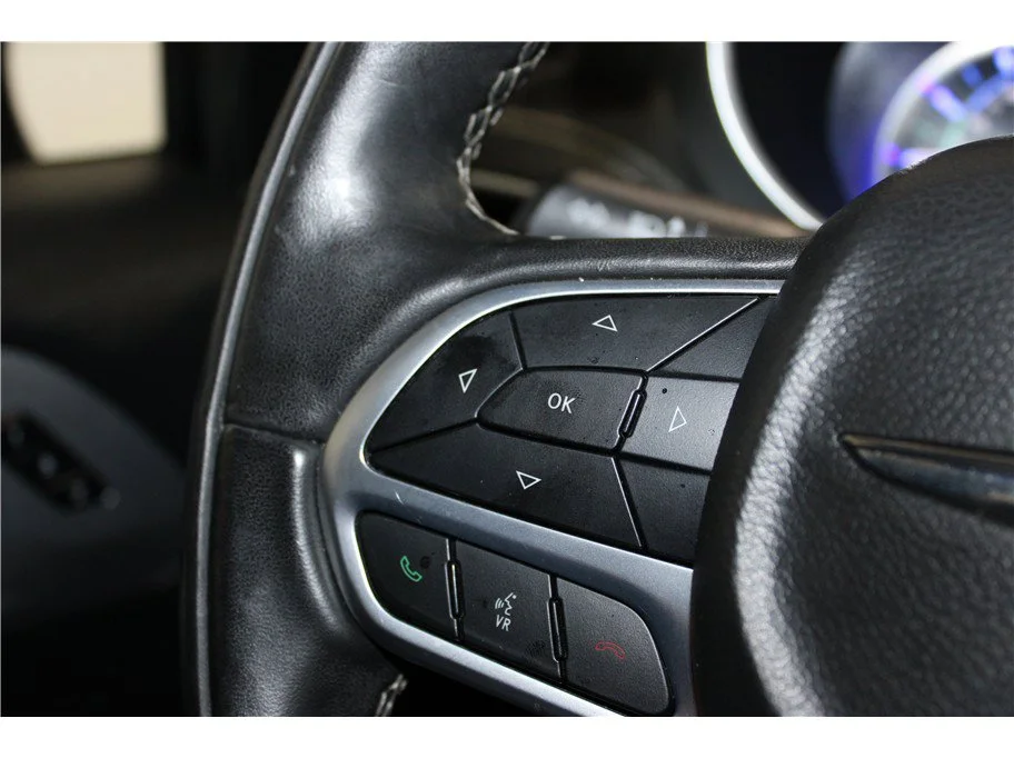 Used 2022 Brilliant Black Crystal Pearlcoat Chrysler Hybrid Touring L image 33