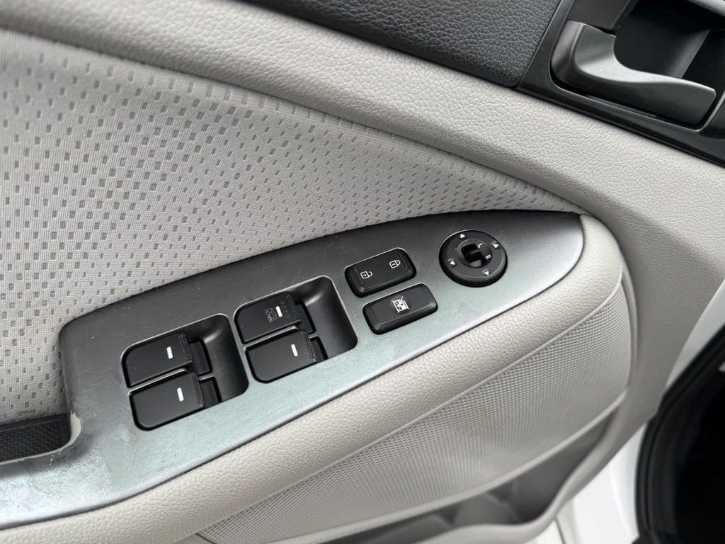Used 2014 White Kia LX image 15