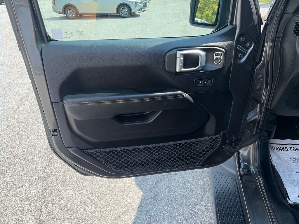 Used 2020 Crystal Metallic Jeep Overland image 11