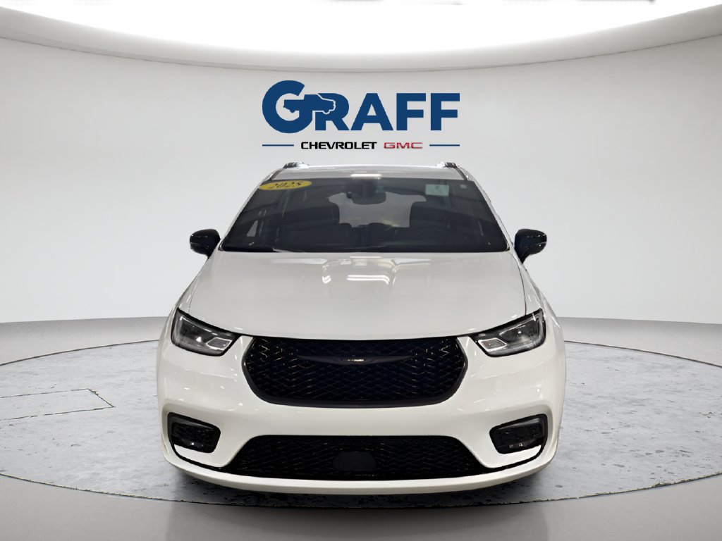Used 2025  Chrysler Limited image 8
