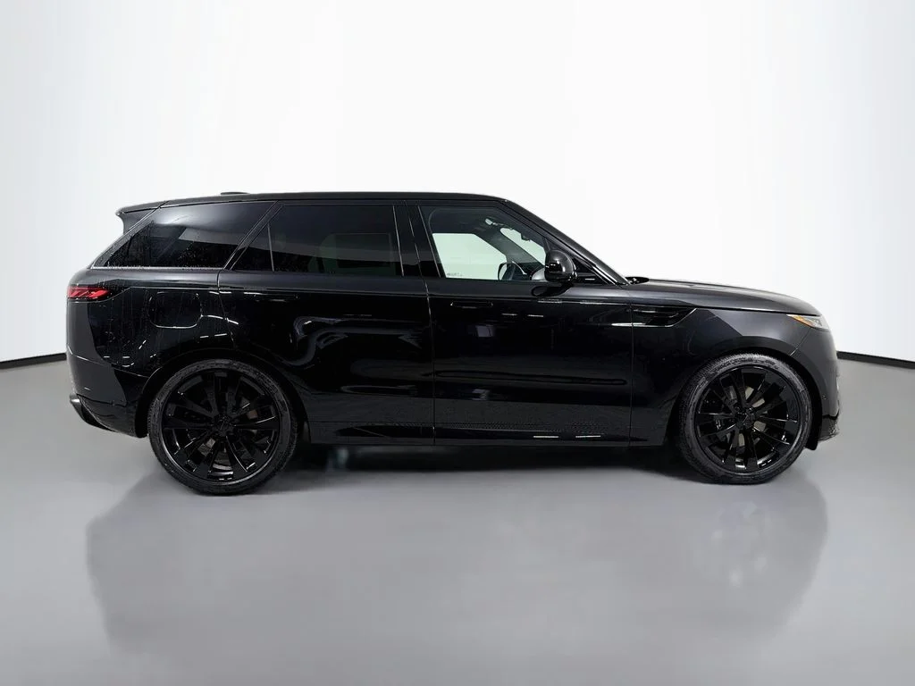New 2027 Santorini Black Land Rover Dynamic SE image 4