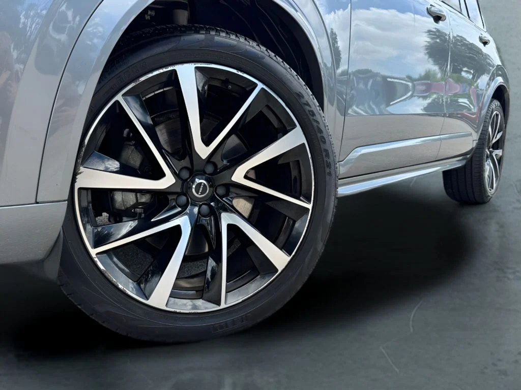 Used 2020 Gray Volvo T6 Momentum image 3