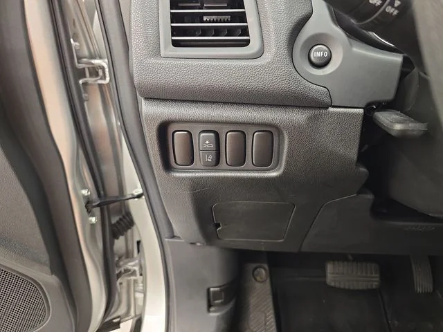 Used 2025 Alloy Silver Metallic Mitsubishi  image 28