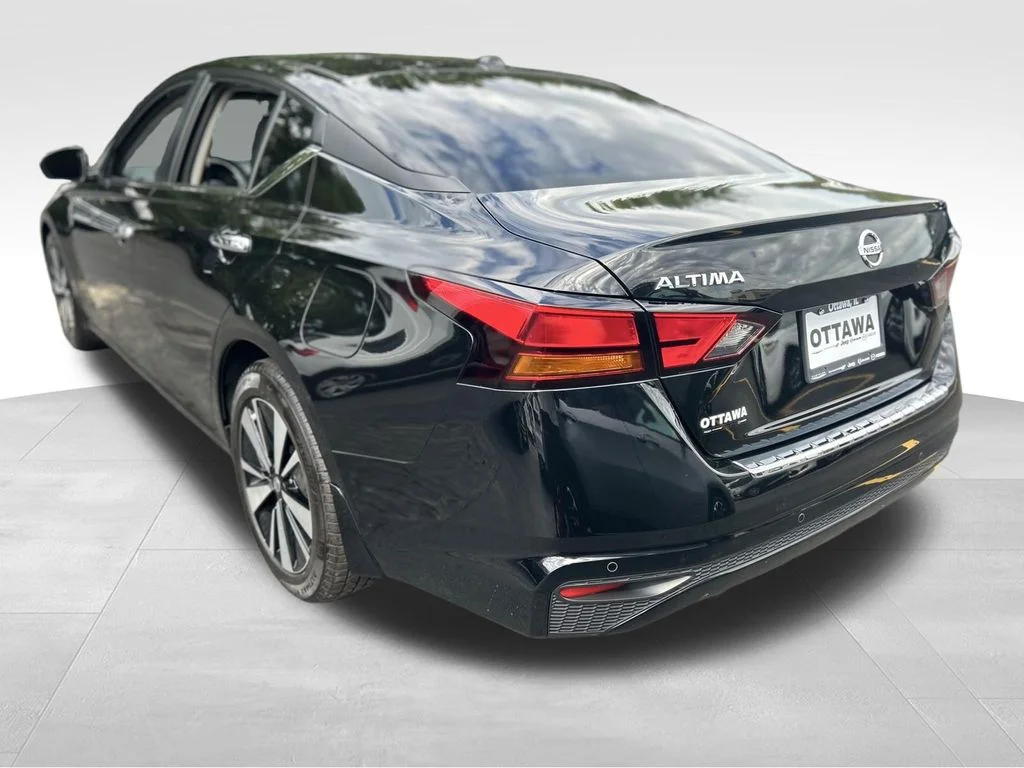 Used 2022 Black Nissan 2.5 SV image 4