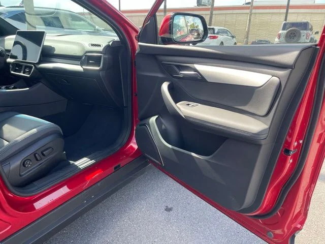 2025 VinFast VF 8 Plus - Photo 21