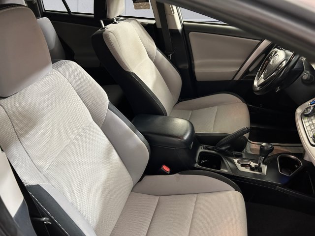 Used 2018 Silver Toyota XLE image 14