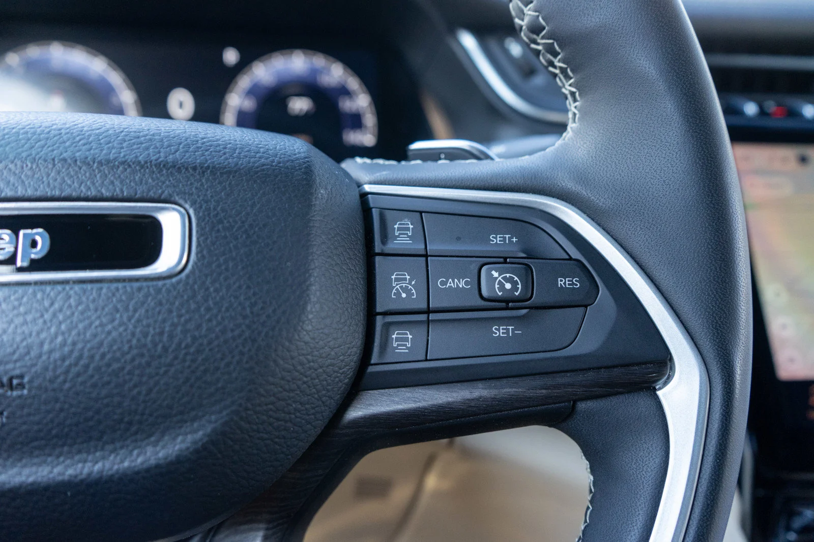 Used 2023 Diamond Black Crystal Pearlcoat Jeep Limited image 26