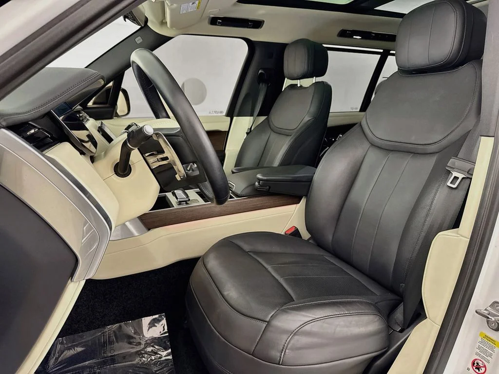 Used 2024 White Land Rover SE image 21