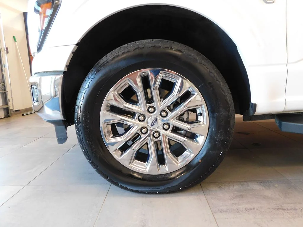 Certified Used 2025 Oxford White Ford Lariat image 8