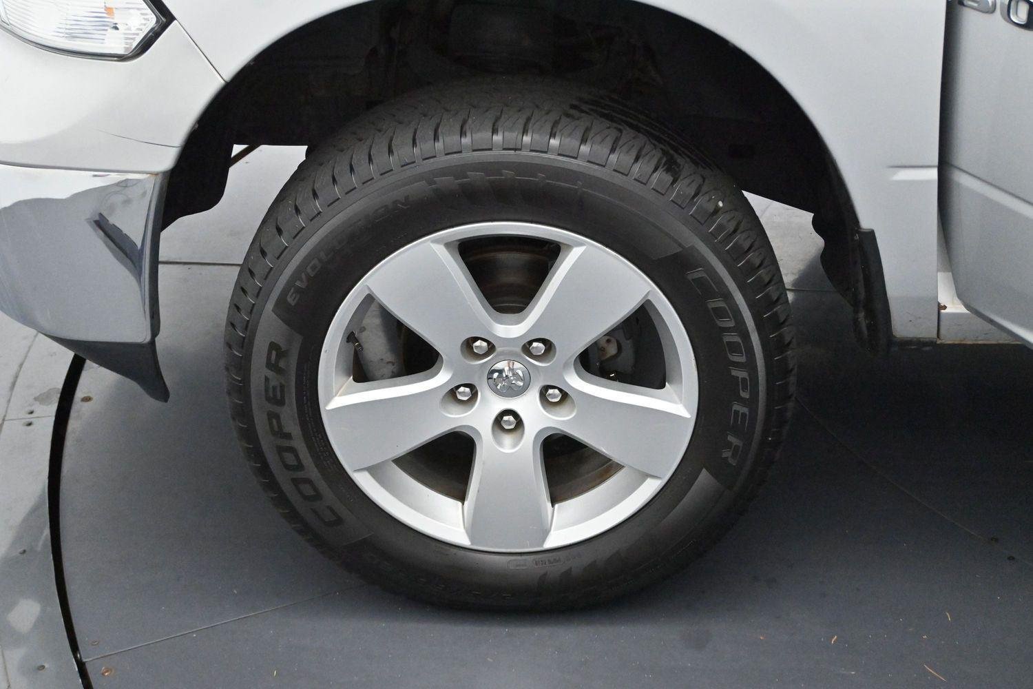 Used 2015 Bright Silver Metallic Clearcoat Ram SLT image 27
