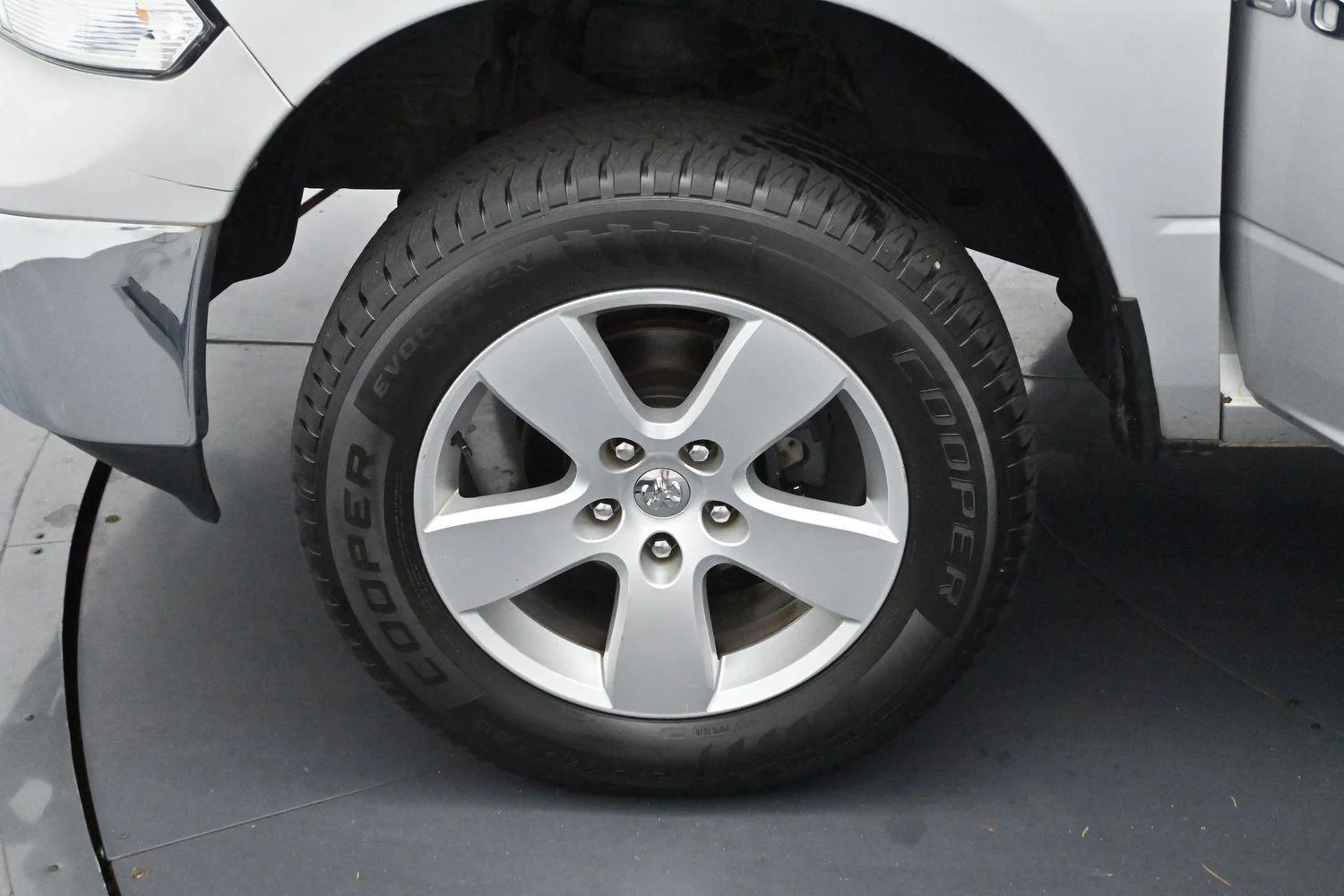 Used 2015 Bright Silver Metallic Clearcoat Ram SLT image 27