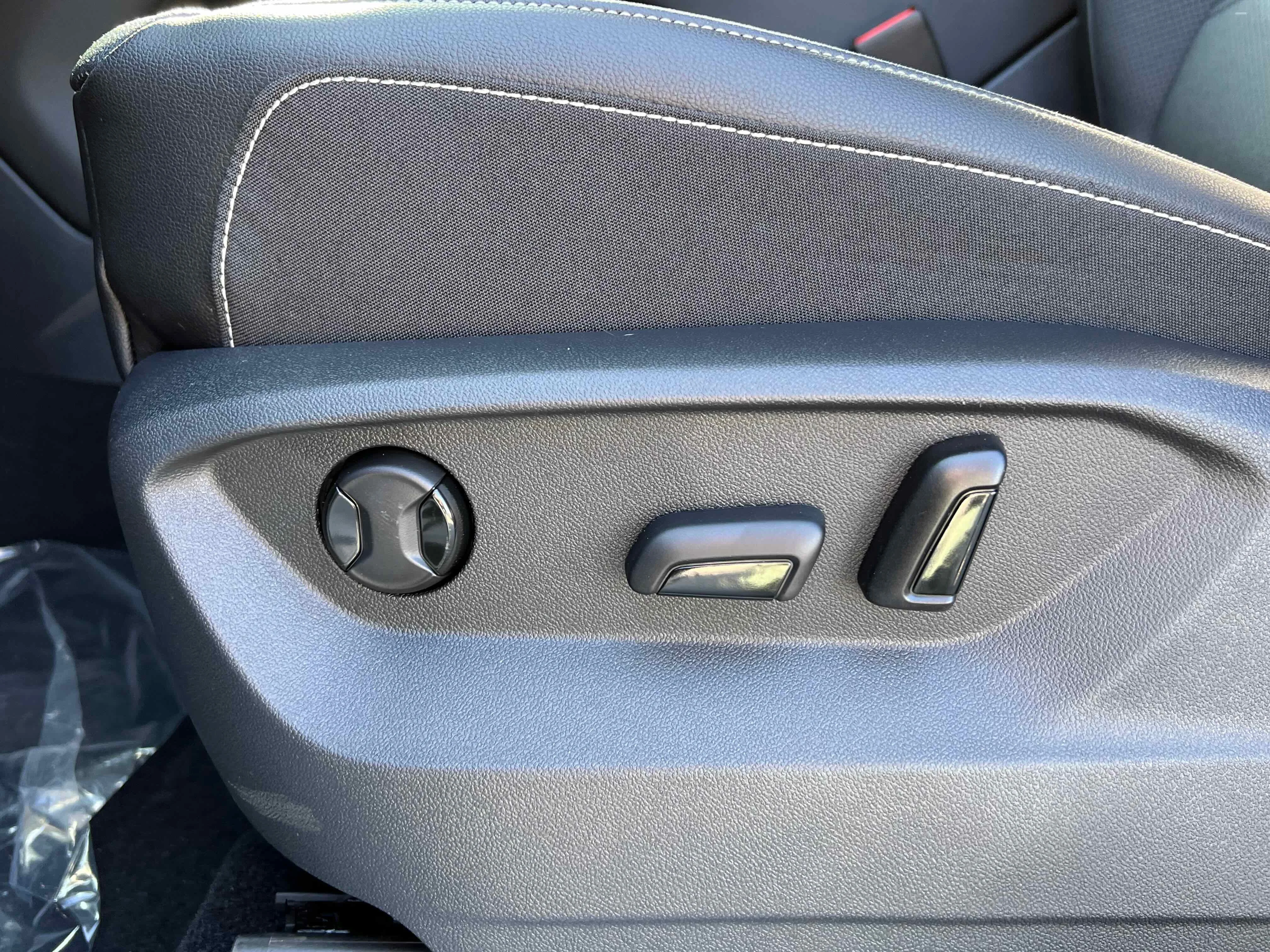 New 2026 Opal White Volkswagen 2.0T SE w/Technology image 17