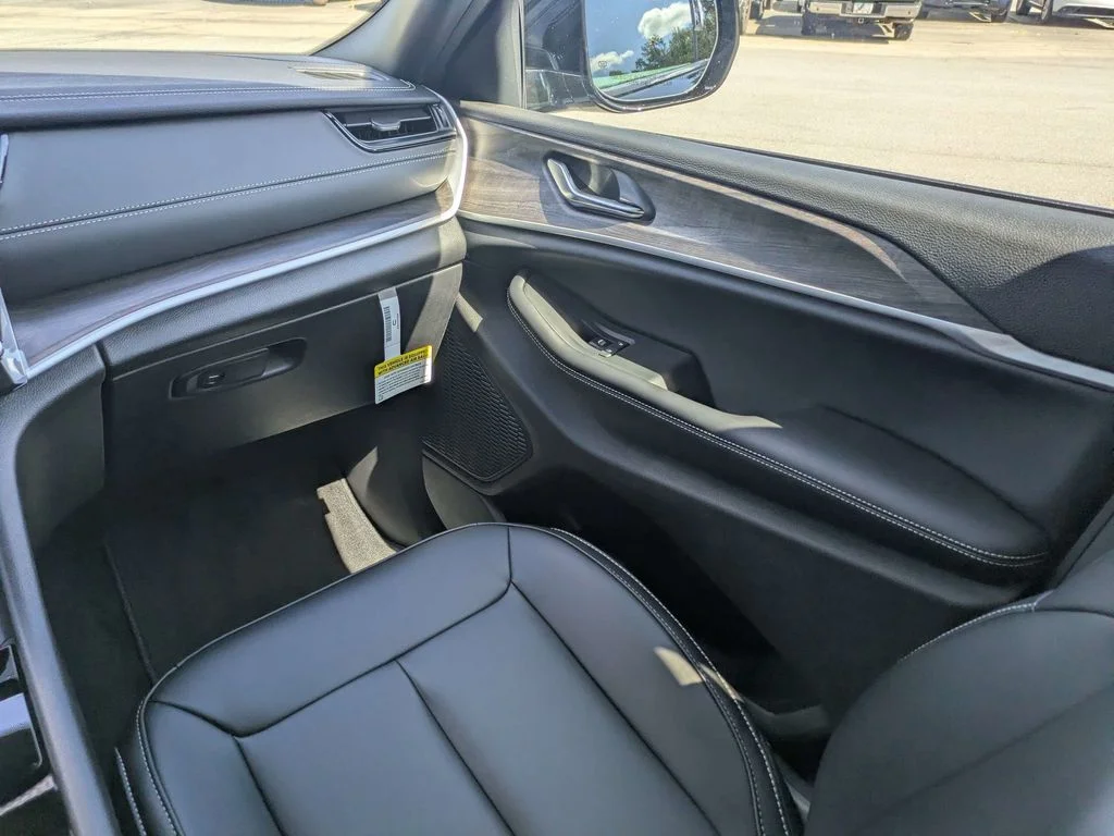 New 2027 High-Gloss Black Paint Jeep Limited image 20