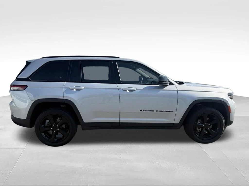 Used 2023 Silver Jeep Altitude X image 26