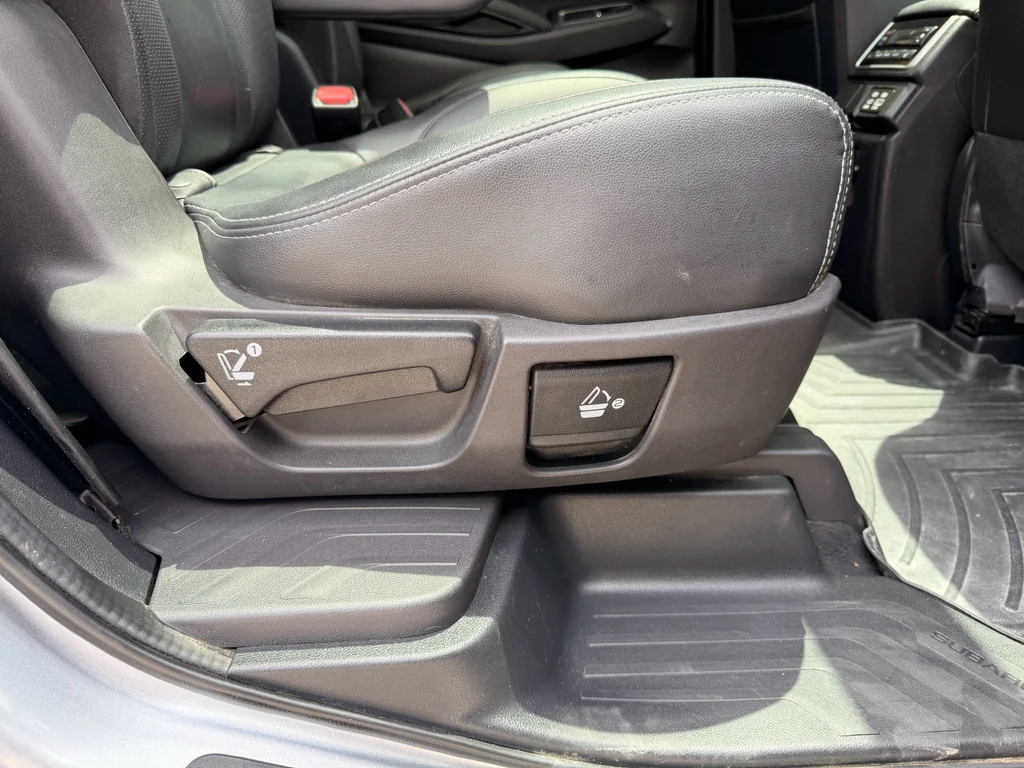 Used 2023 Ice Silver Metallic Subaru Limited image 22