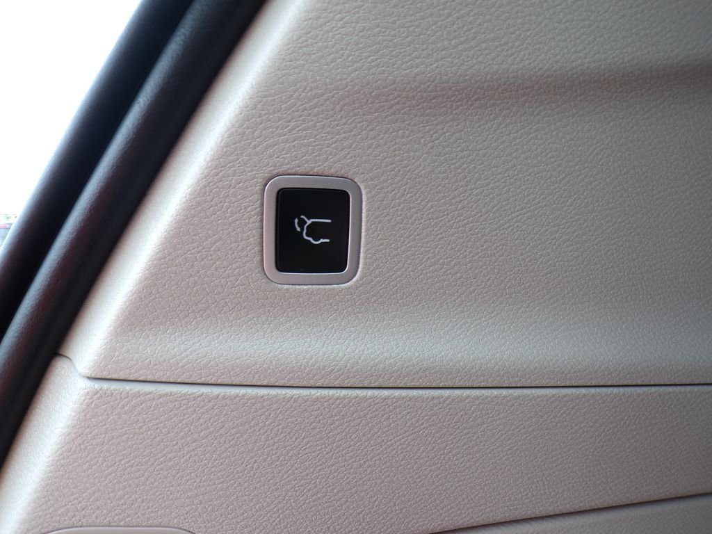 Used 2023 Brilliant Black Crystal Pearlcoat Chrysler Touring L image 10
