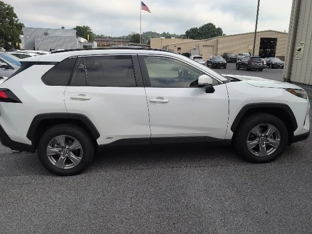 Used 2022 White Toyota XLE image 11