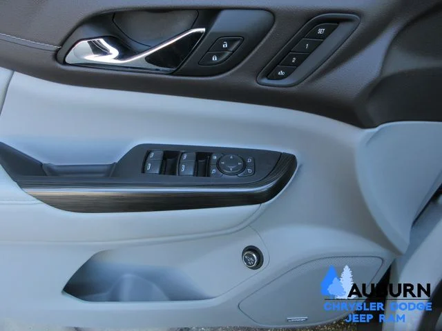 Used 2023 White GMC SLT image 30